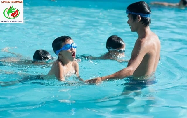 Hình ảnh học bơi 1 kèm 1 cho trẻ em ở Quận Tân Bình