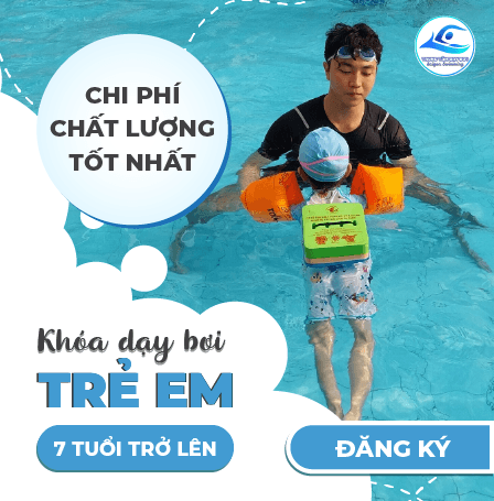 Hình ảnh bé đang tập luyện cùng giáo viên