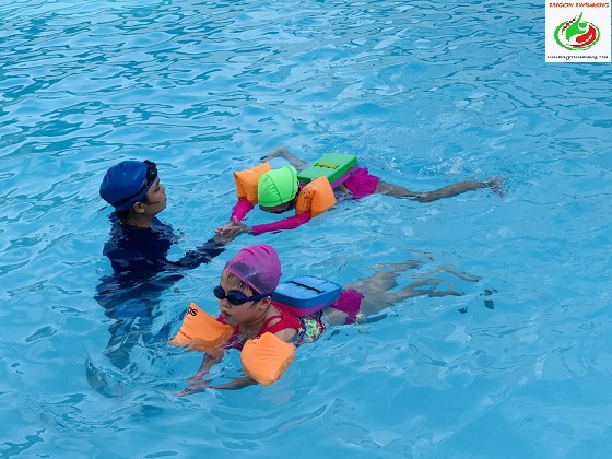 dạy bơi kèm riêng cho trẻ em