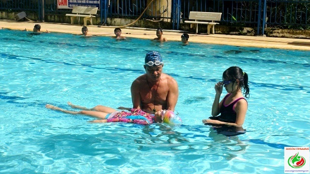 Hình ảnh dạy bơi tại nhà dành cho trẻ em