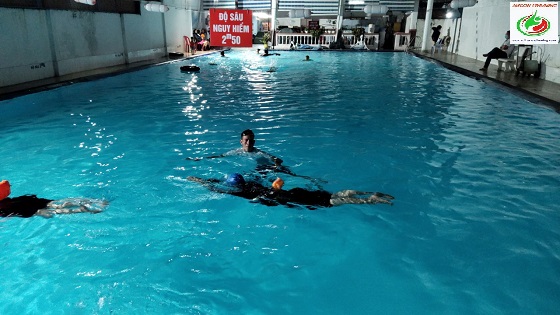 Giáo viên đang bơi kèm cùng học viên khi bơi ở độ sâu 2.5m