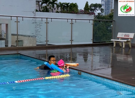 Khóa học bơi trẻ em - Giáo viên đang hướng dẫn bé tập luyện