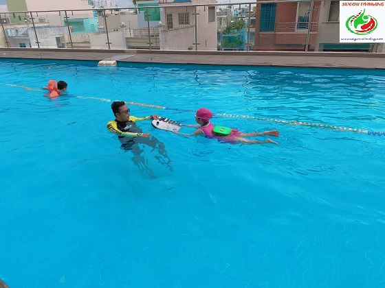Lớp dạy bơi kèm riêng cho trẻ em