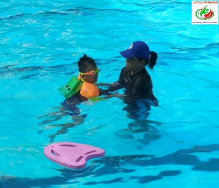 Khóa dạy bơi trẻ em - Bé đang được hướng dẫn cách thở nước