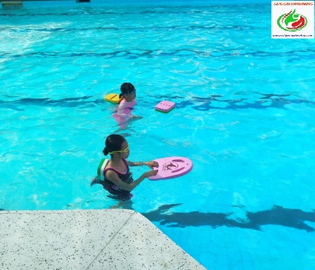 Khóa học bơi cho trẻ em - Bé đang chuẩn bị bơi sải