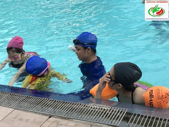 Khóa học bơi cho trẻ em - Giáo viên đang tương tác với bé trong buổi học