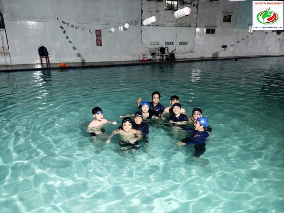 Một buổi học bơi tràn đầy năng lượng của các học viên
