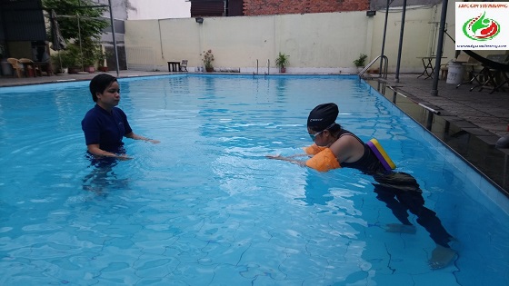 Khóa học bơi kèm riêng dành cho nữ