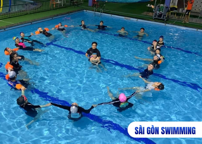 Hình ảnh học viên giải trí sau giờ học bơi
