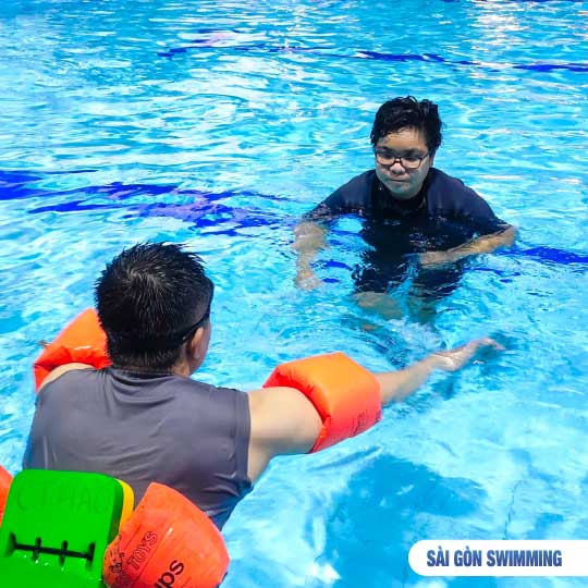 Hình ảnh lớp dạy bơi cho người lớn sau giờ đi làm