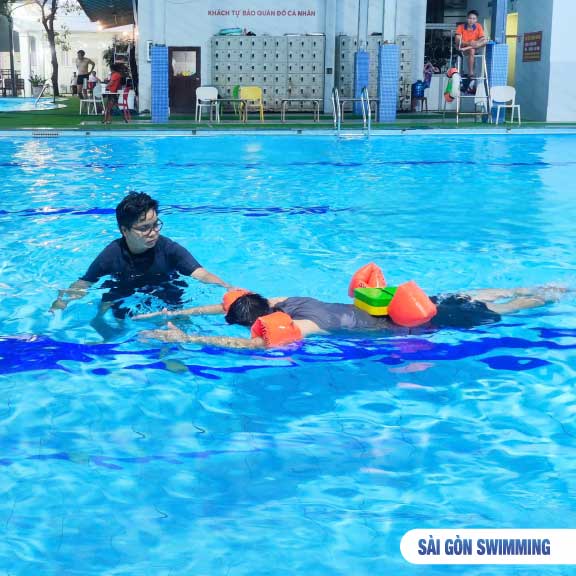 Hình ảnh lớp học bơi cơ bản cho người lớn tại Sài Gòn Swimming