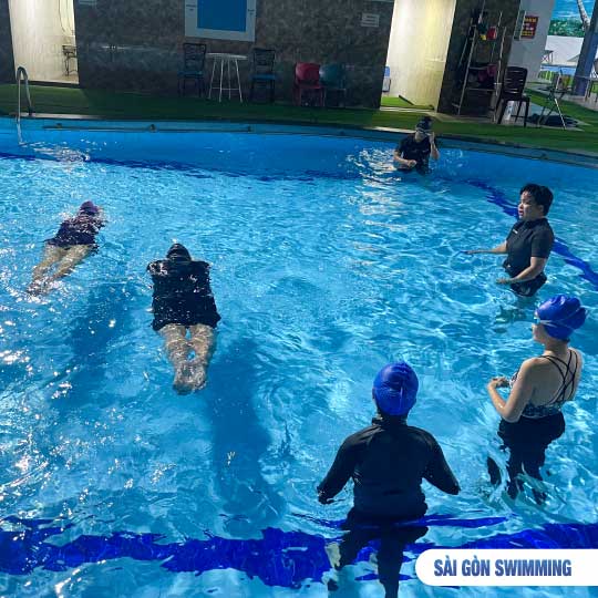 Hình ảnh thực hành tập luyện dưới nước dưới sự hướng dẫn, giám sát đảm bảo an toàn cho học viên
