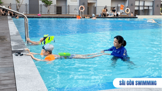 Hình học giáo viên đang hướng dẫn học viên tập bơi ếch tại Sài Gòn Swimming