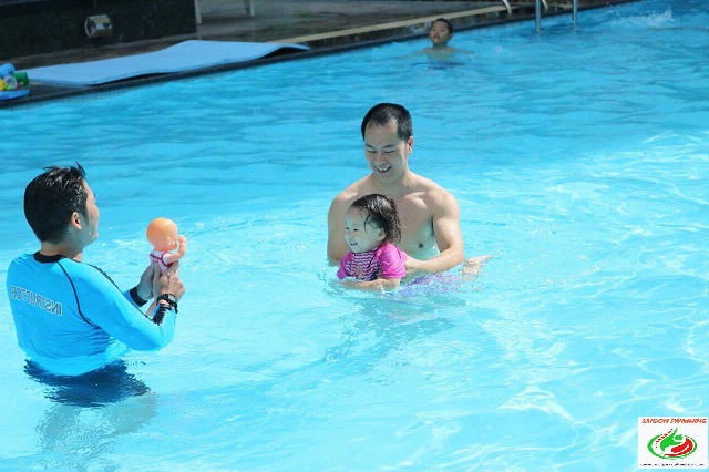 Học bơi kèm riêng cho bé 3 tuổi