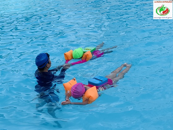Bé học bơi kèm riêng