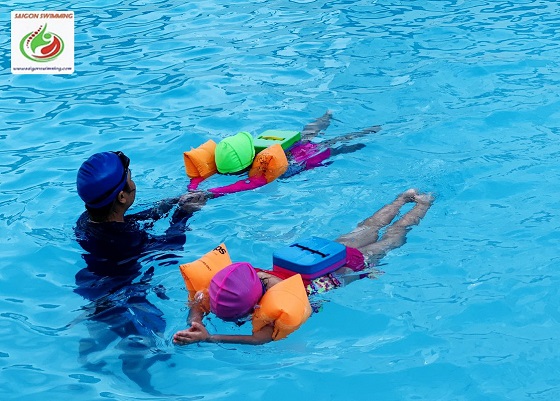 Hình ảnh học bơi cho trẻ em ở Phú Thọ