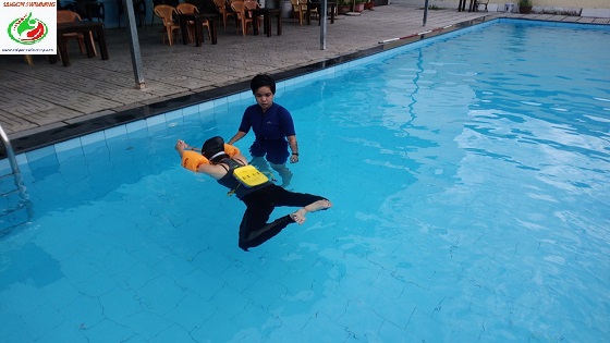Hình ảnh học bơi kèm riêng ở hồ bơi Phú Thọ