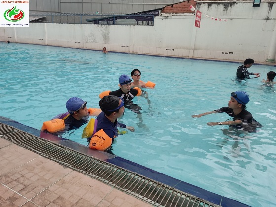 giáo viên đang hướng dẫn học viên học bơi ở hồ bơi Phú Thọ