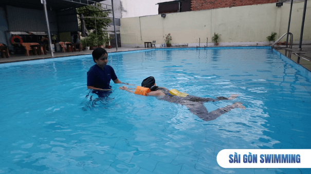 Hình ảnh lớp học bơi kèm riêng dành cho người lớn ở Quận 3