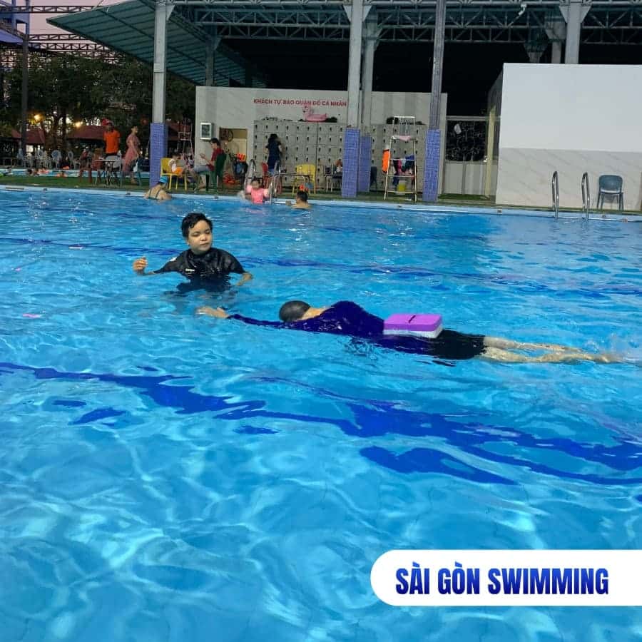 Hình ảnh lớp học bơi cho người lớn ở Quận 8 tại Sài Gòn Swimming