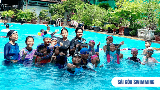 Học bơi cùng huấn luyện viên tại Sài Gòn Swimming hướng dẫn tận tình cho từng học viên