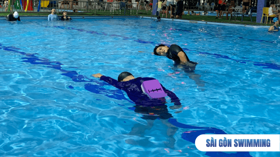 Hình ảnh lớp học bơi kèm riêng với mức học phí học bơi phù hợp tại Sài Gòn Swimming