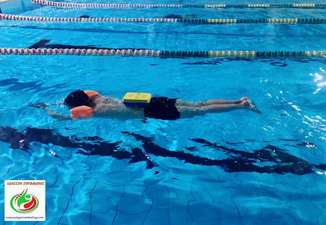 Khóa học bơi ở Quận 7 dành cho người lớn
