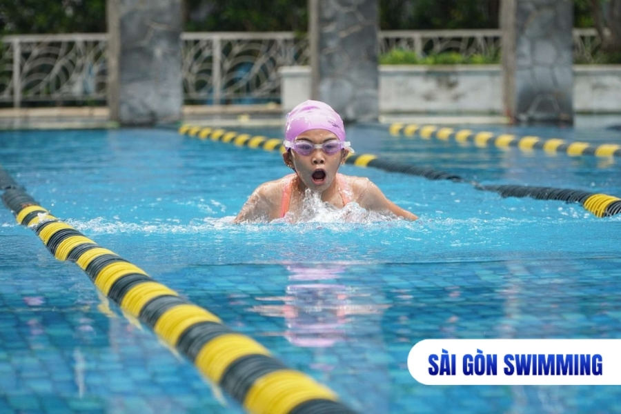 Khi học bơi ếch cần tuân thủ đúng cách lấy hơi để dễ dàng bơi được