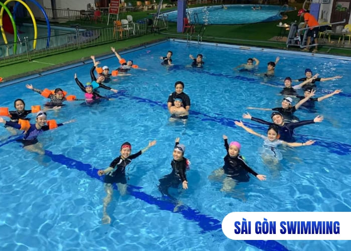 Huấn luyện viên tại trung tâm Sài Gòn Swimming tận tâm và yêu trẻ