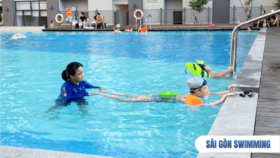Giáo viên dạy bơi tại Sài Gòn Swimming trong buổi dạy